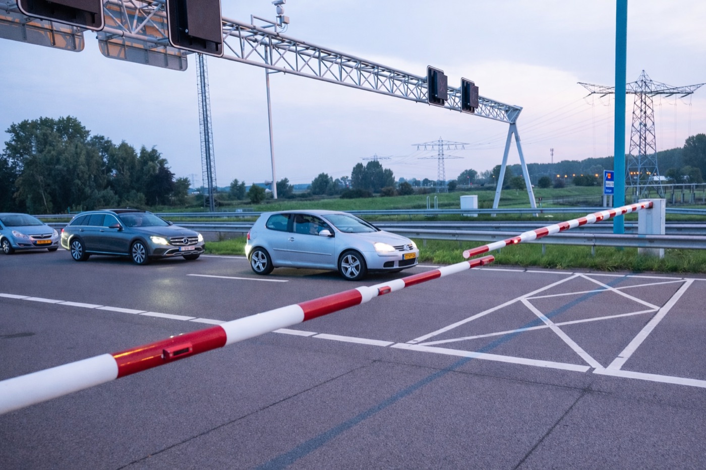 Wachtend verkeer voor de afgesloten Westerscheldetunnel